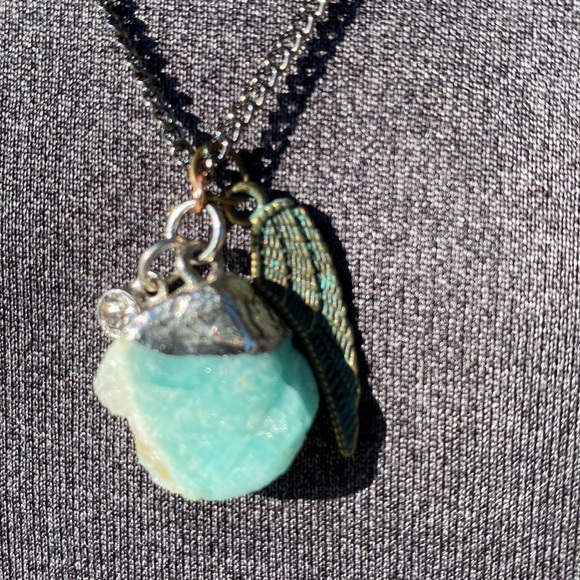 Turquoise stone/angel wing necklace - Picture 2 of 2